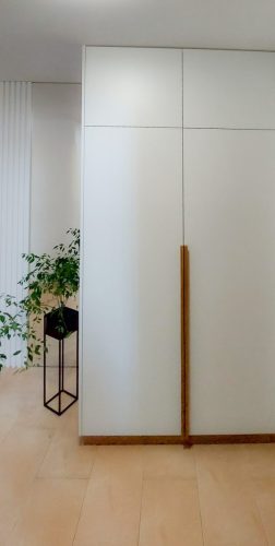 Skříň na míru, doplňky a úchytky masiv-dub, akustický panel se zrcadlem