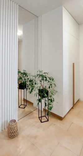 Skříň na míru, doplňky a úchytky masiv-dub, akustický panel se zrcadlem