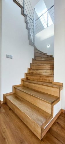 Schodiště, materiál jasan mořený