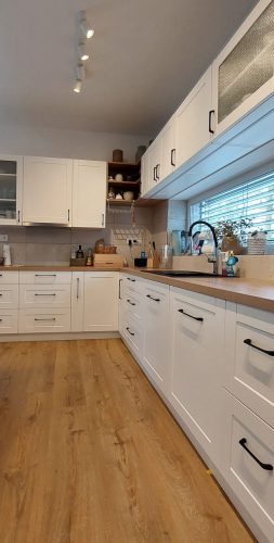 Moderní bílá kuchyně na míru, materiál bílý MDF lak-mat v kombinaci s lamino dřevo-dekor