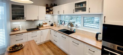 Moderní bílá kuchyně na míru, materiál bílý MDF lak-mat v kombinaci s lamino dřevo-dekor