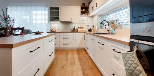 Moderní bílá kuchyně na míru, materiál bílý MDF lak-mat v kombinaci s lamino dřevo-dekor