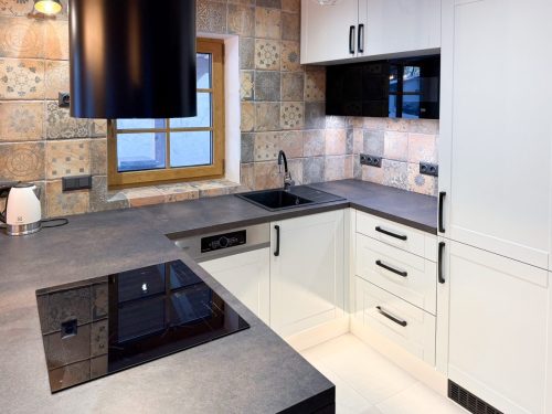 Moderní kuchyně v rustikálním stylu, světle šedá, exkluzivní materiál lak-mat