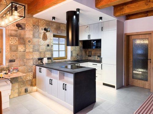 Moderní kuchyně v rustikálním stylu, světle šedá, exkluzivní materiál lak-mat