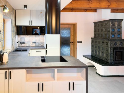 Moderní kuchyně v rustikálním stylu, světle šedá, exkluzivní materiál lak-mat