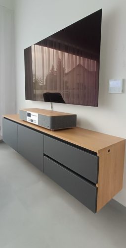 Interierovy-nabytek-TV-sestava, materiál lamino EGGER PerfectSense v kombinaci s dřevo-dekor