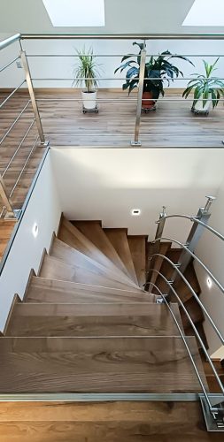 Schodiště, materiál jasan mořený