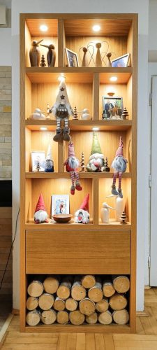 Podsvětlená vitrína, materiál dýha-dub